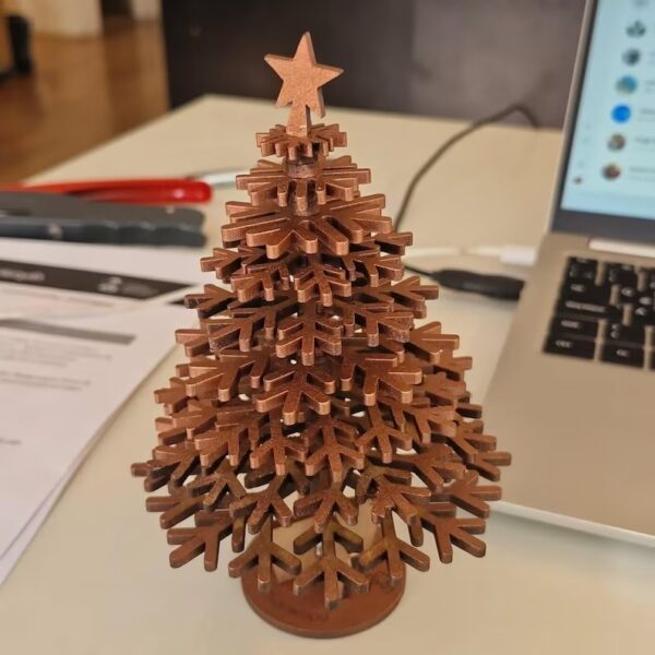 Árbol de Navidad con copos de nieve y estrella