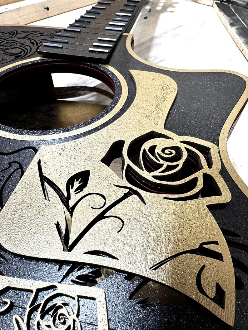 Guitarra acústica con calavera decoración - Imagen 2