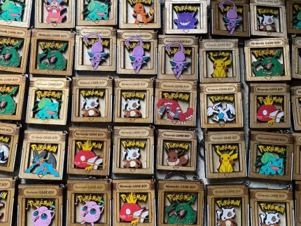 Llavero con 56 cartuchos de Pokémon nintendo game boy